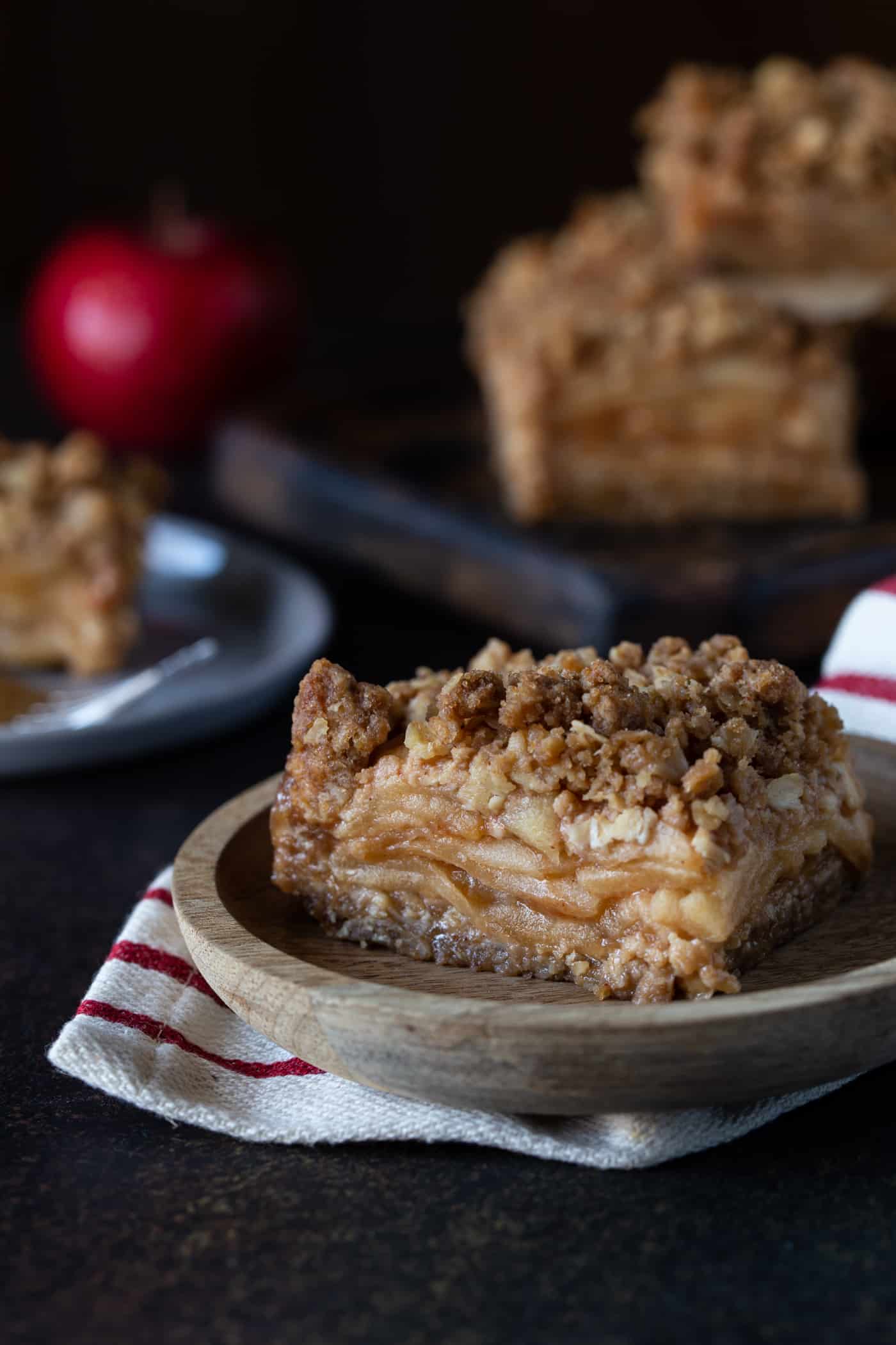 Easy Apple Crisp Bars Garnish with Lemon