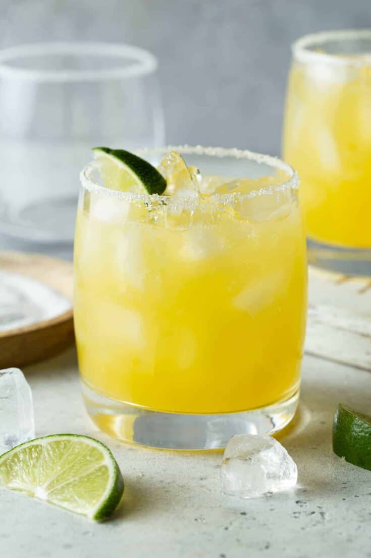 Refreshing, Easy Mango Margarita recipe that EVERYONE loves! - Garnish ...