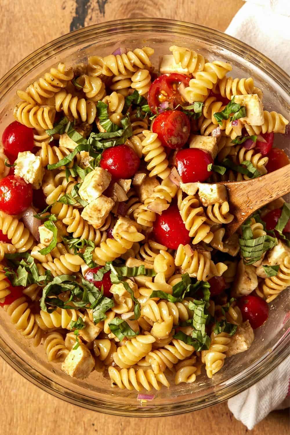 Easy Caprese Pasta Salad (with homemade vinaigrette!)