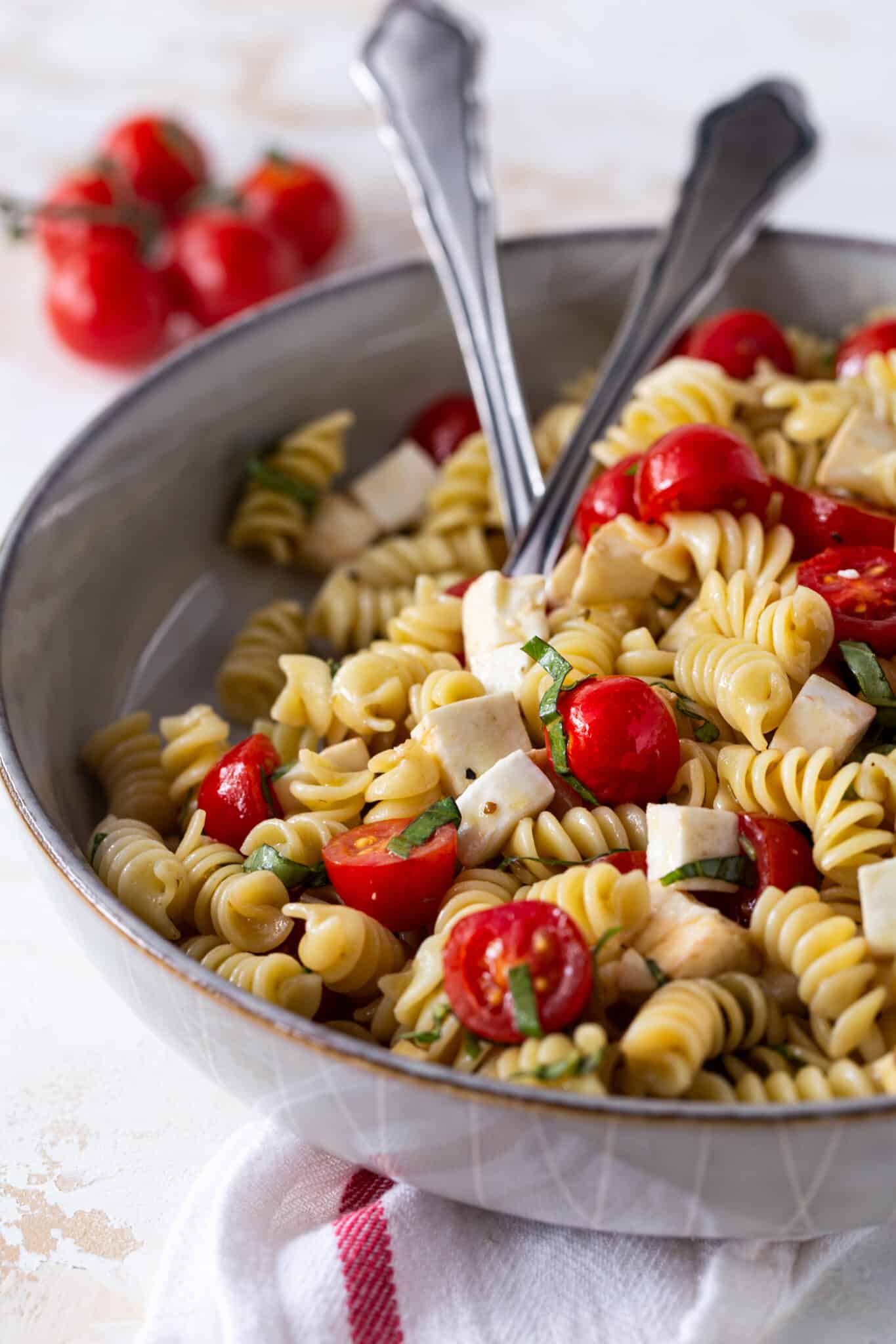 Easy Caprese Pasta Salad (with homemade vinaigrette!)