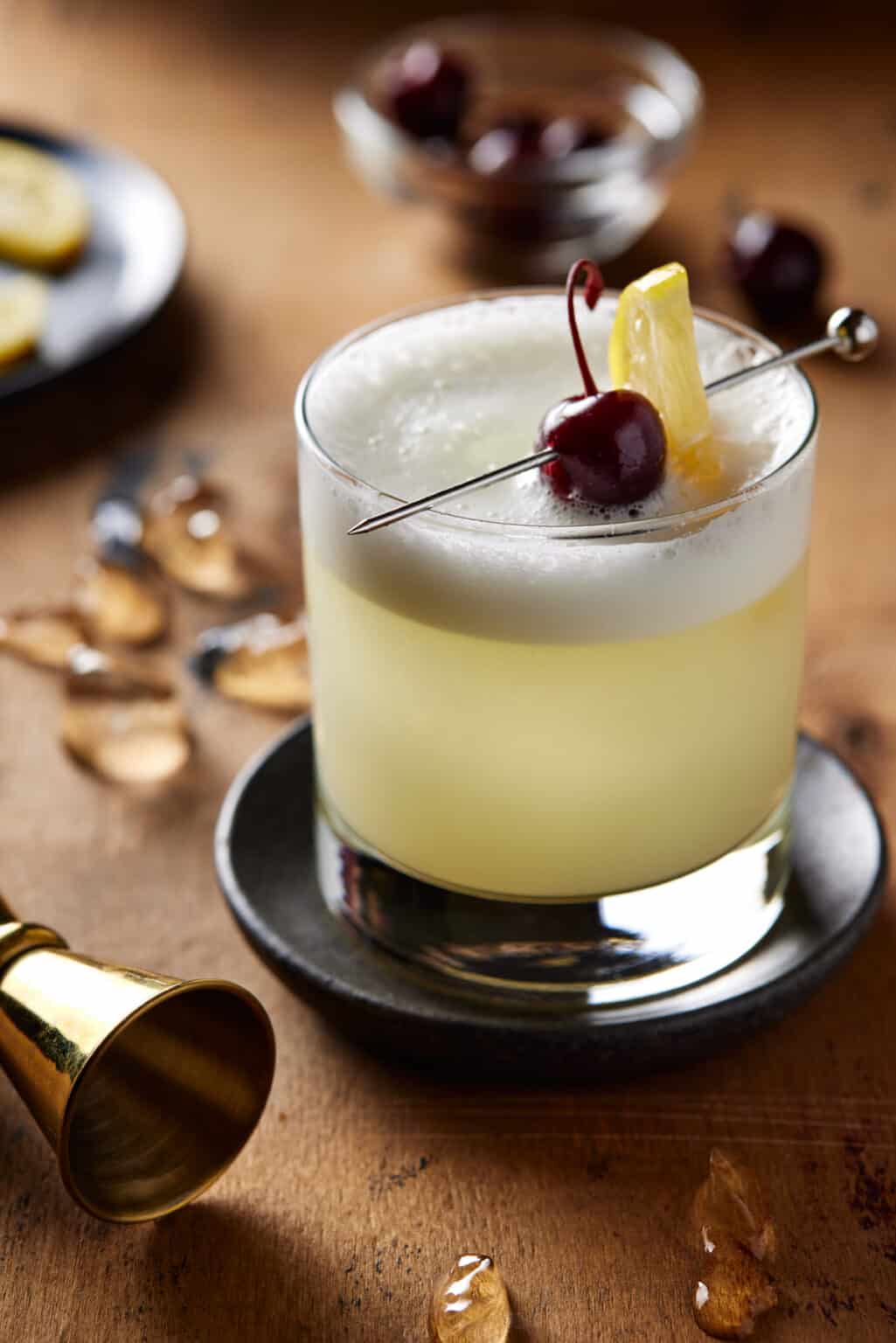 Easy Vodka Sour - Garnish with Lemon