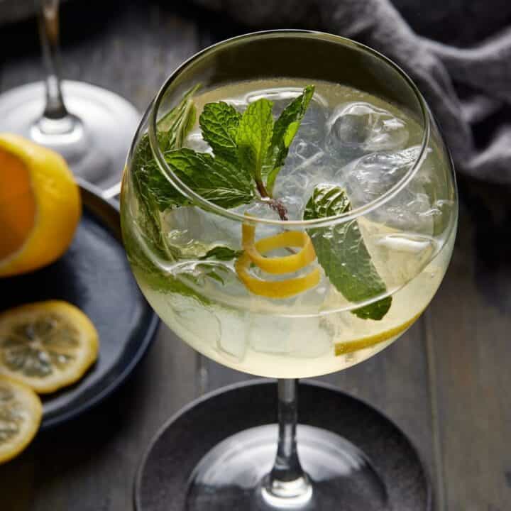 Hugo Spritz - Garnish with Lemon